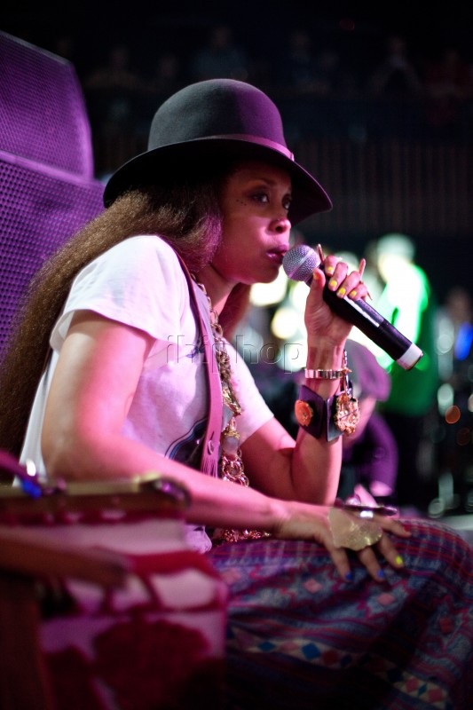 img_73901 Erykah Badu on the mic