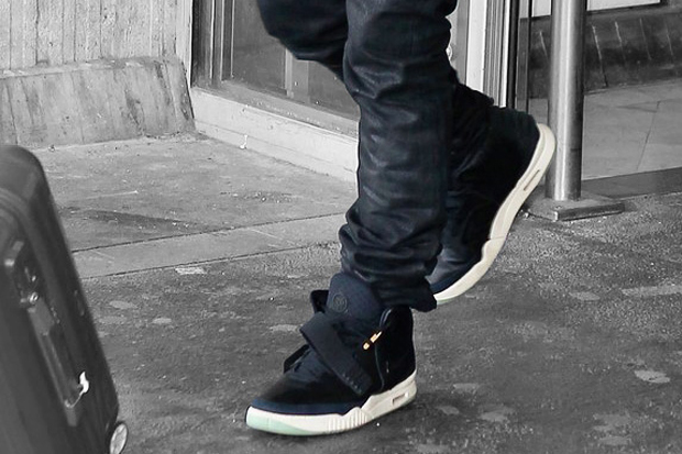 nike-sportswear-air-yeezy-2-further-details-01