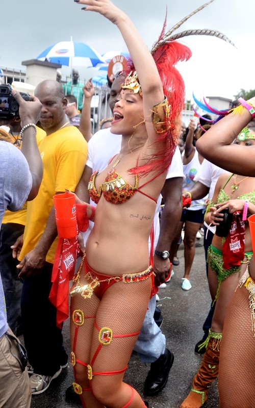rihanna-080111-15