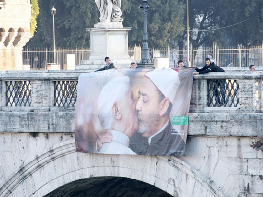 benetton-unhate-guerilla-campaign-3 benetton-unhate-guerilla-campaign-3