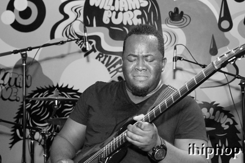 Guitar Man BW 10