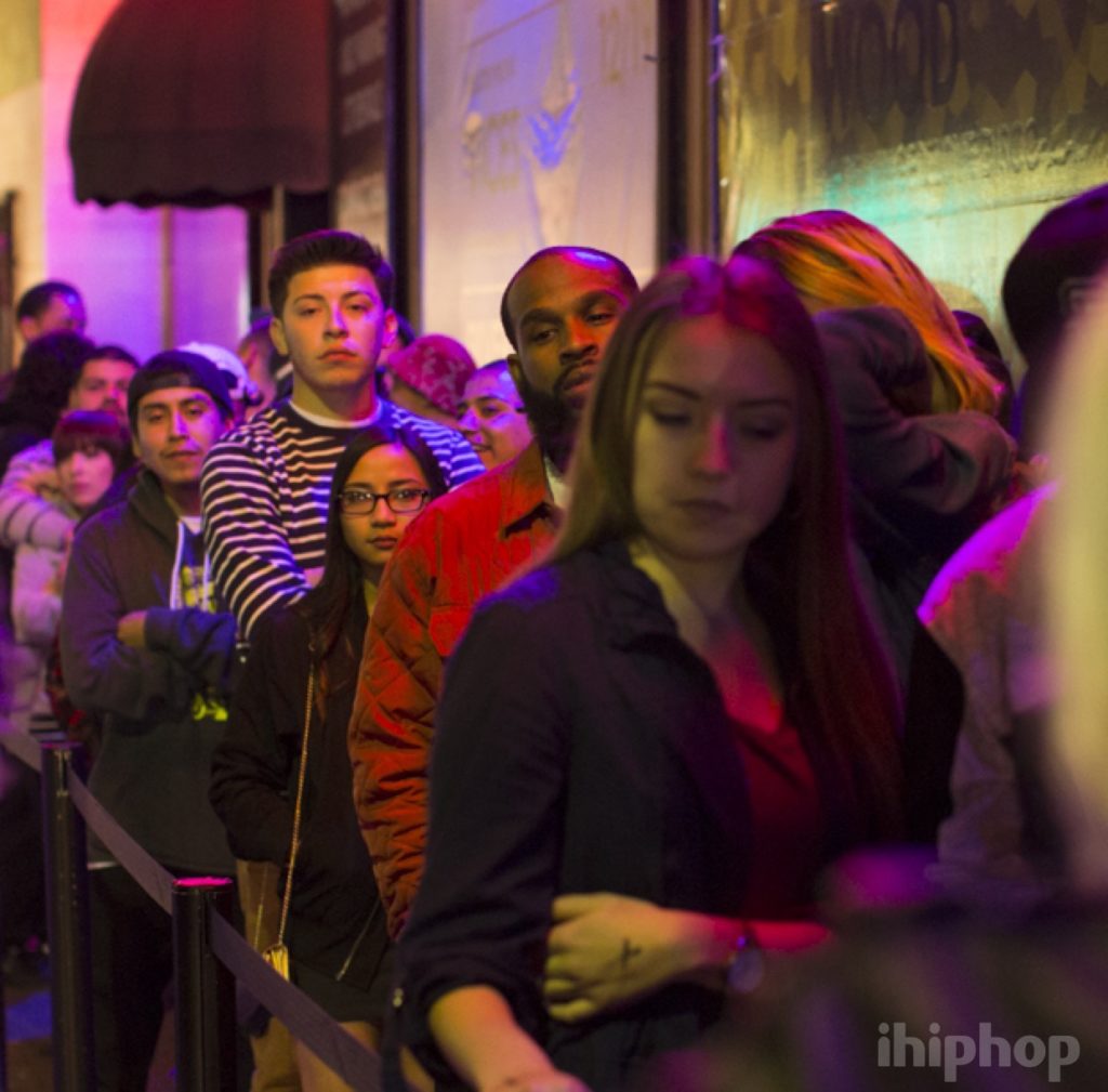 Line outside of Los Globos
